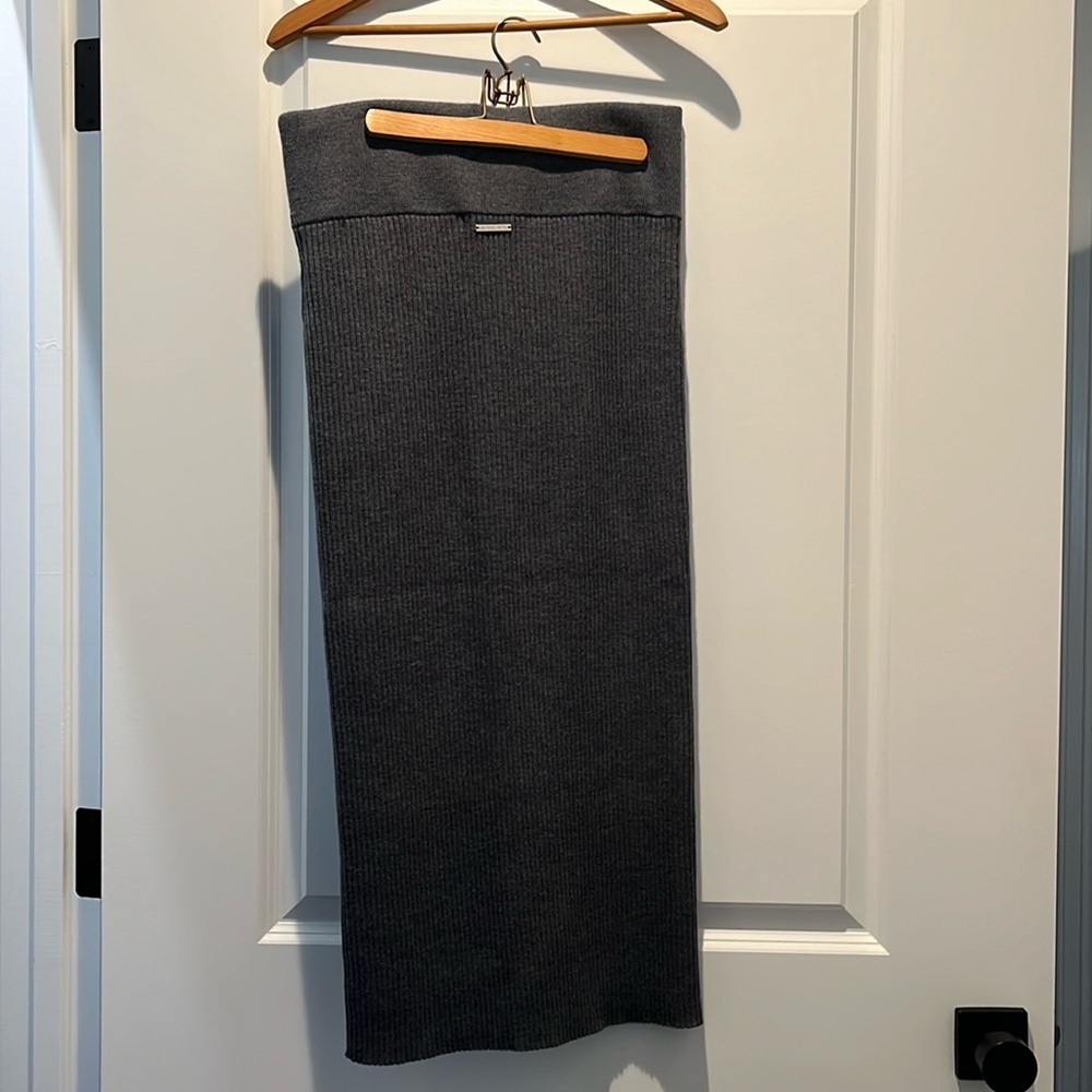 Brand new Michael Kors gray ribbed merino wool midi skirt. Sz M. Never worn.